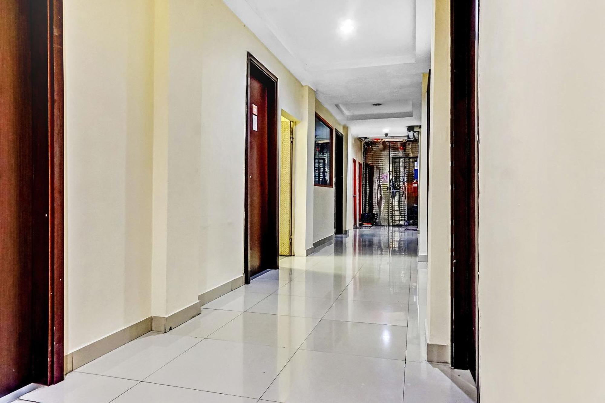 OYO 90692 Point Hostel Jakarta Exterior foto